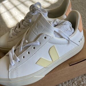Veja campo new with box size5